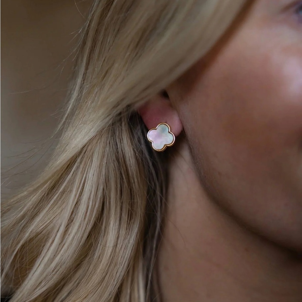Elle Clover Mother of Pearl Stud Earring 18k Gold
Plated-Darby Clark
Collection
